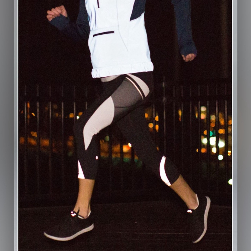 LULULEMON Run: Inspire Crop II *All Full-On Luxtreme
Black / White *RARE * - Picture 9 of 16